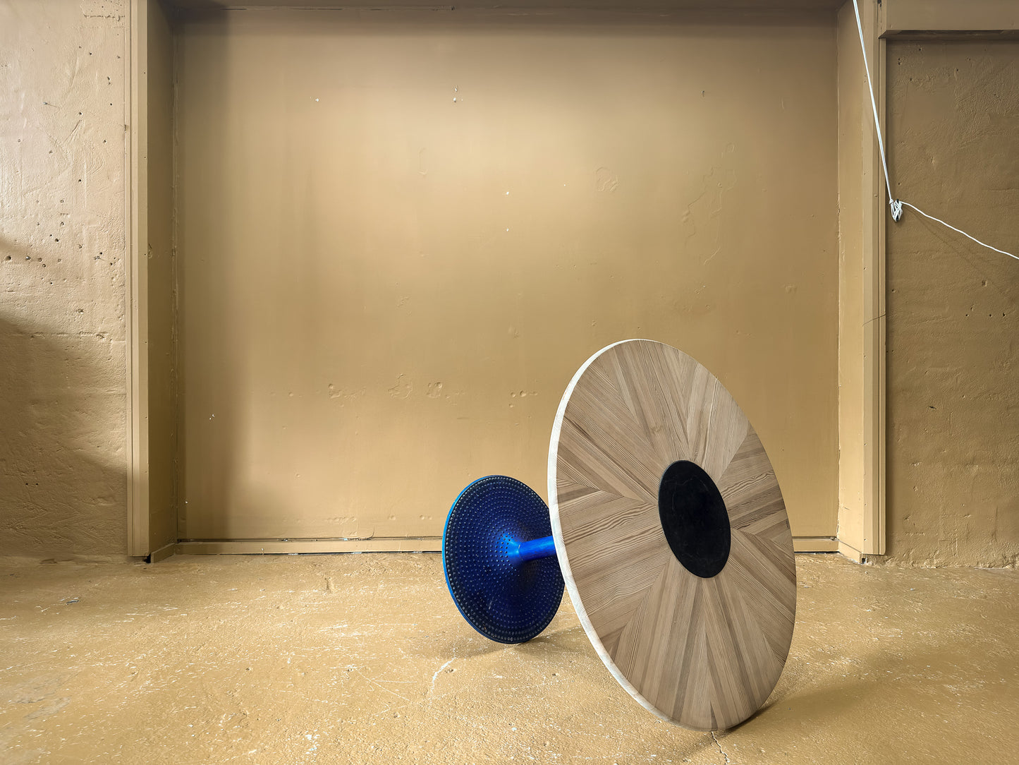 Blue base round table