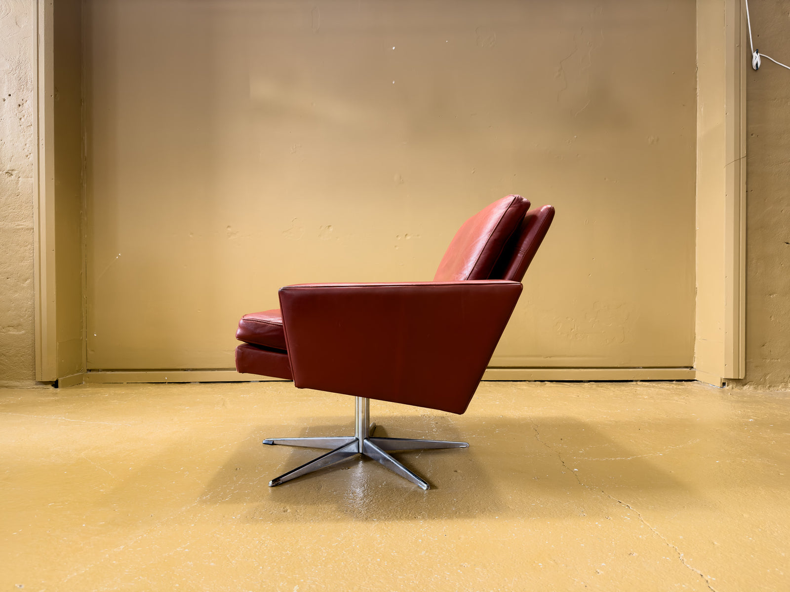 Red Leather Swivel Chair by Frederik Kayser
