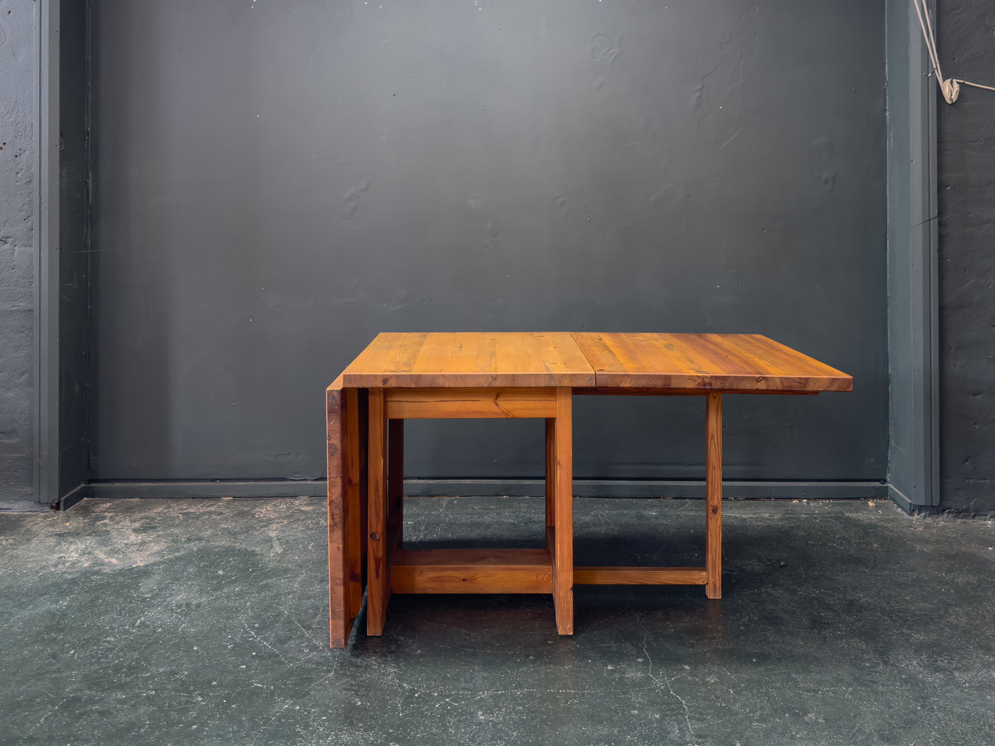 Solid Pine Extendable Dining Table