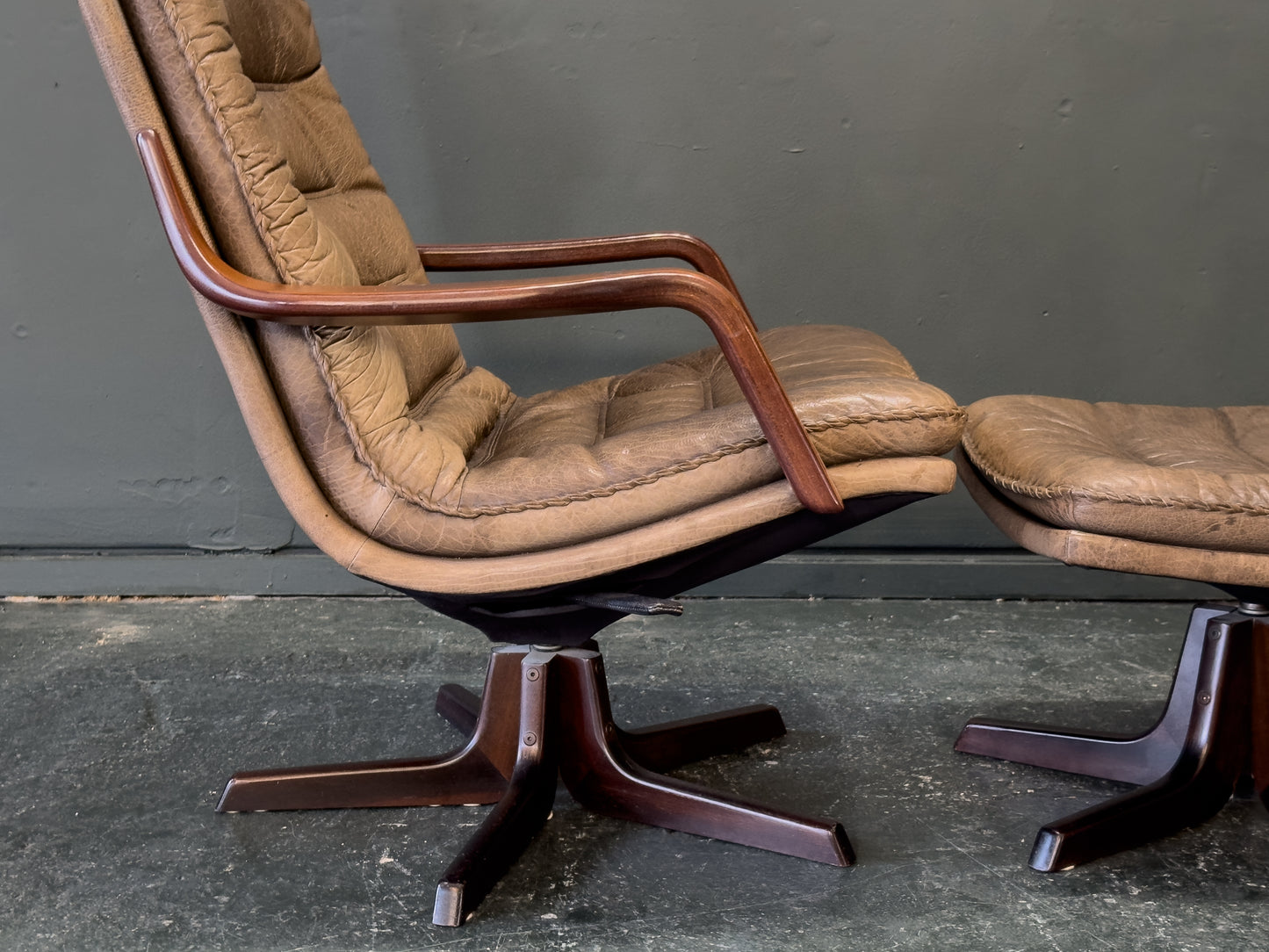 Leather Adjustable Easy Chair & Ottoman by Berg Furniture