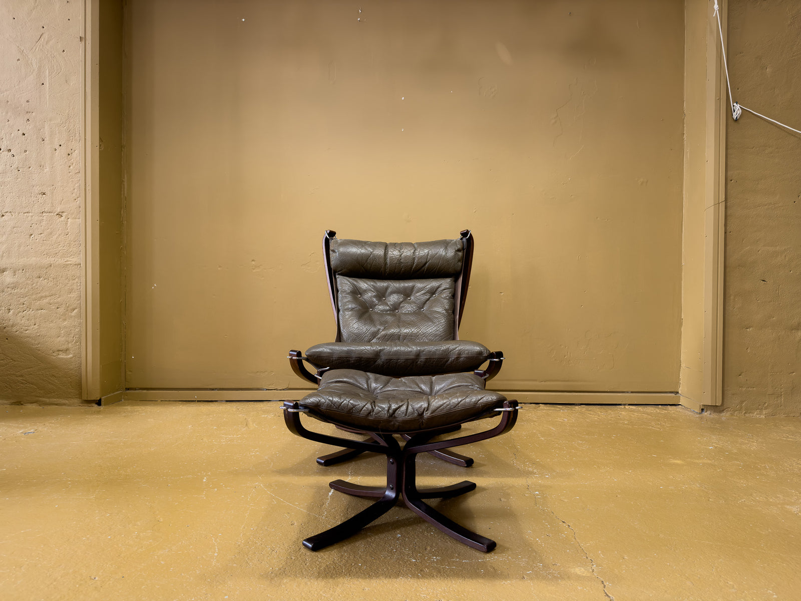 Falcon Chair with Stool