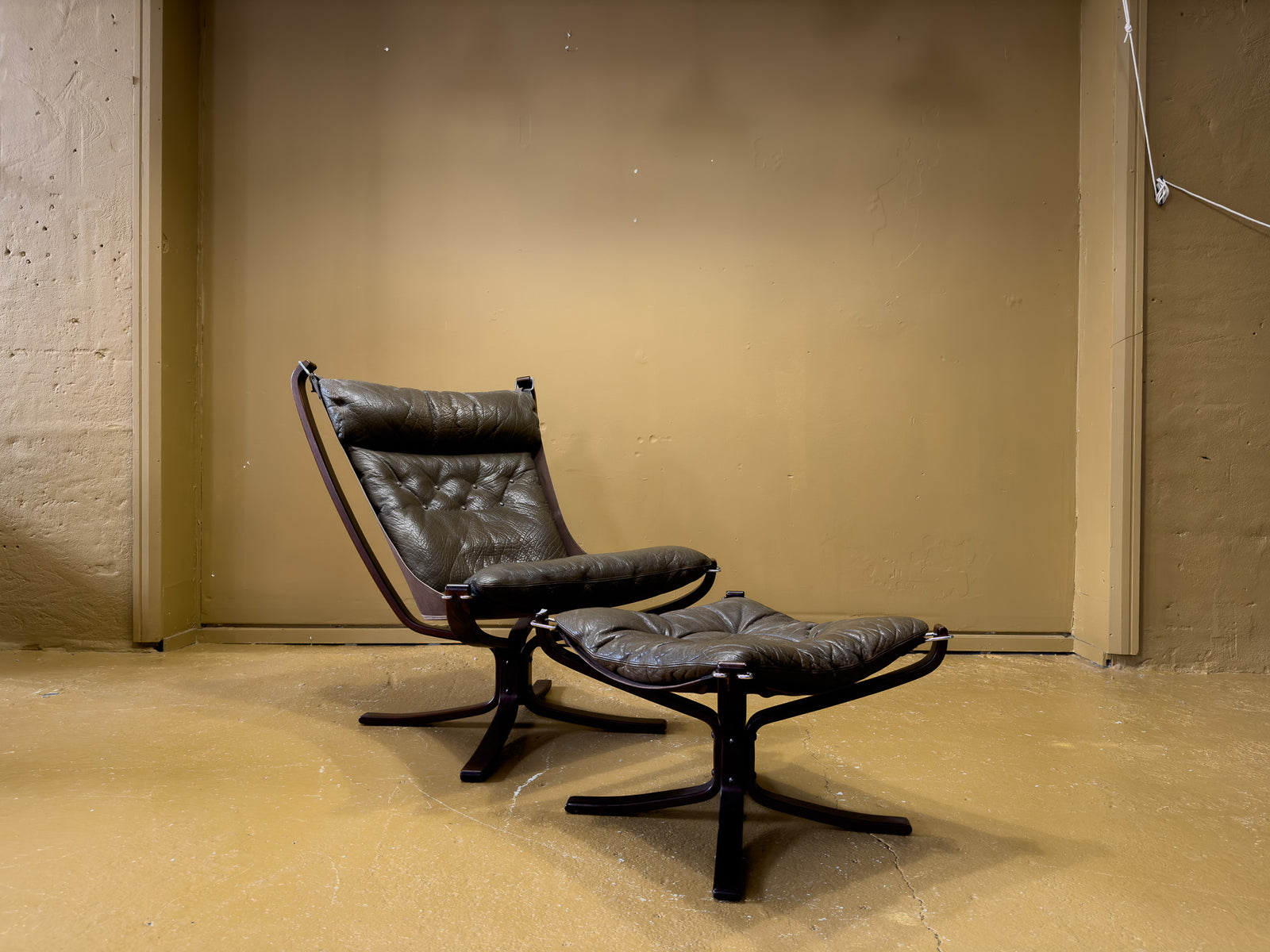 Falcon Chair with Stool