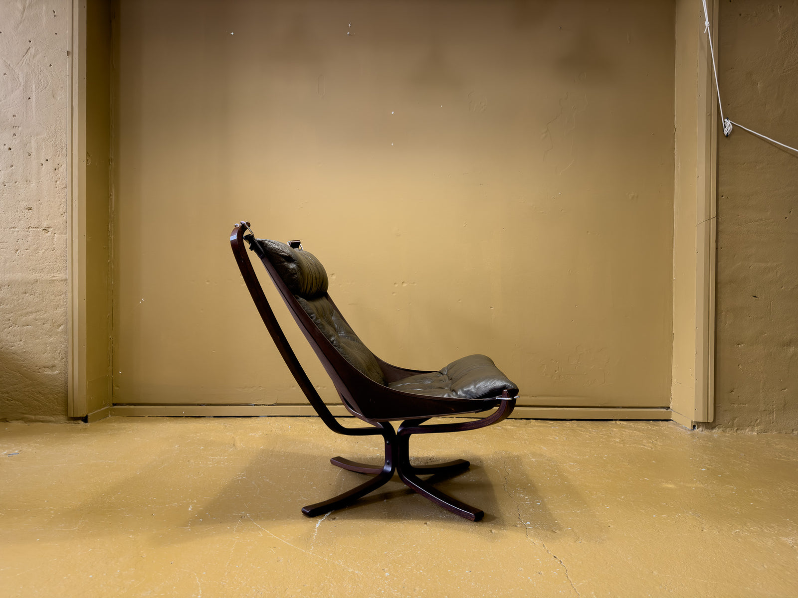 Falcon Chair with Stool
