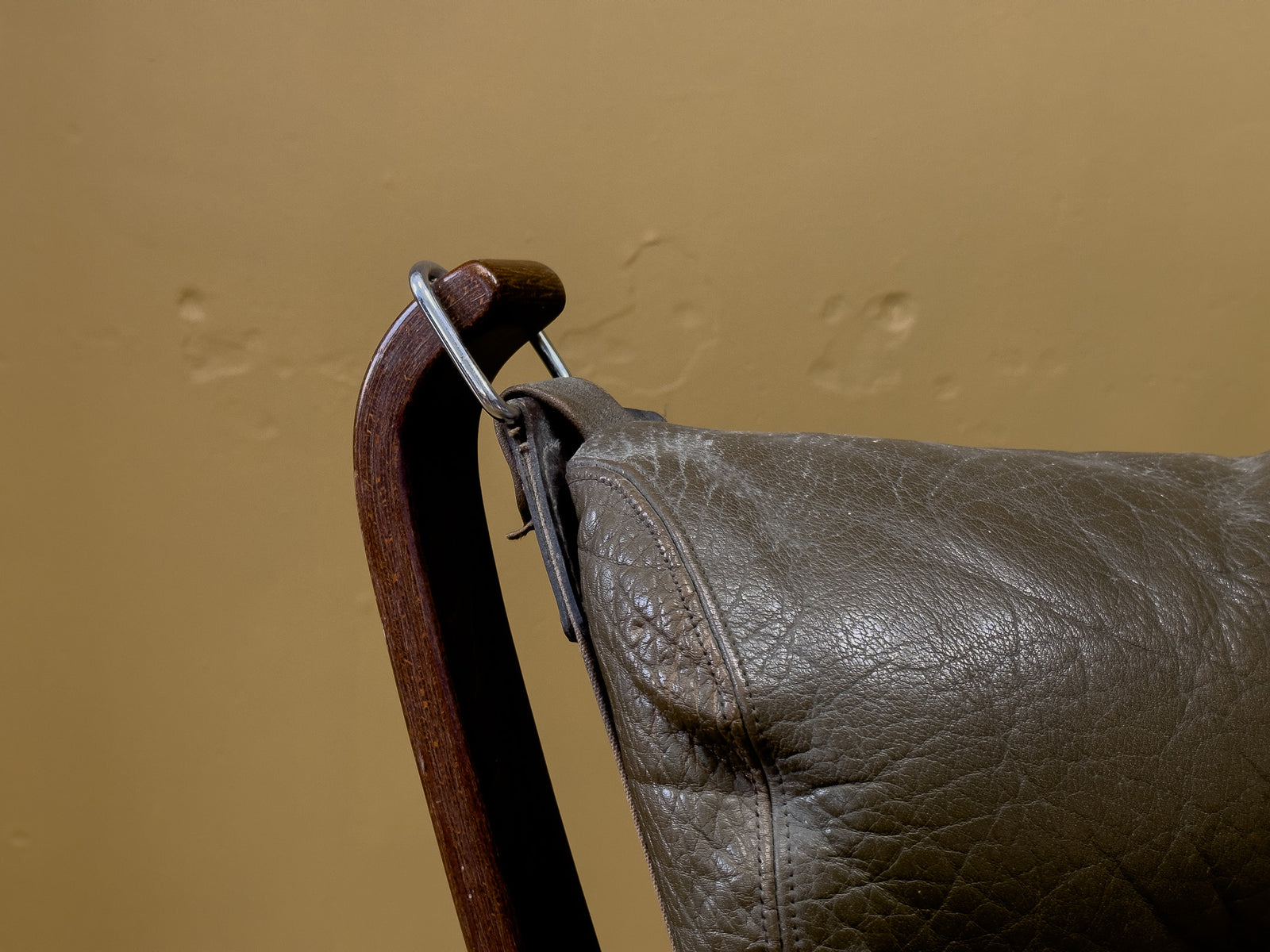 Falcon Chair with Stool