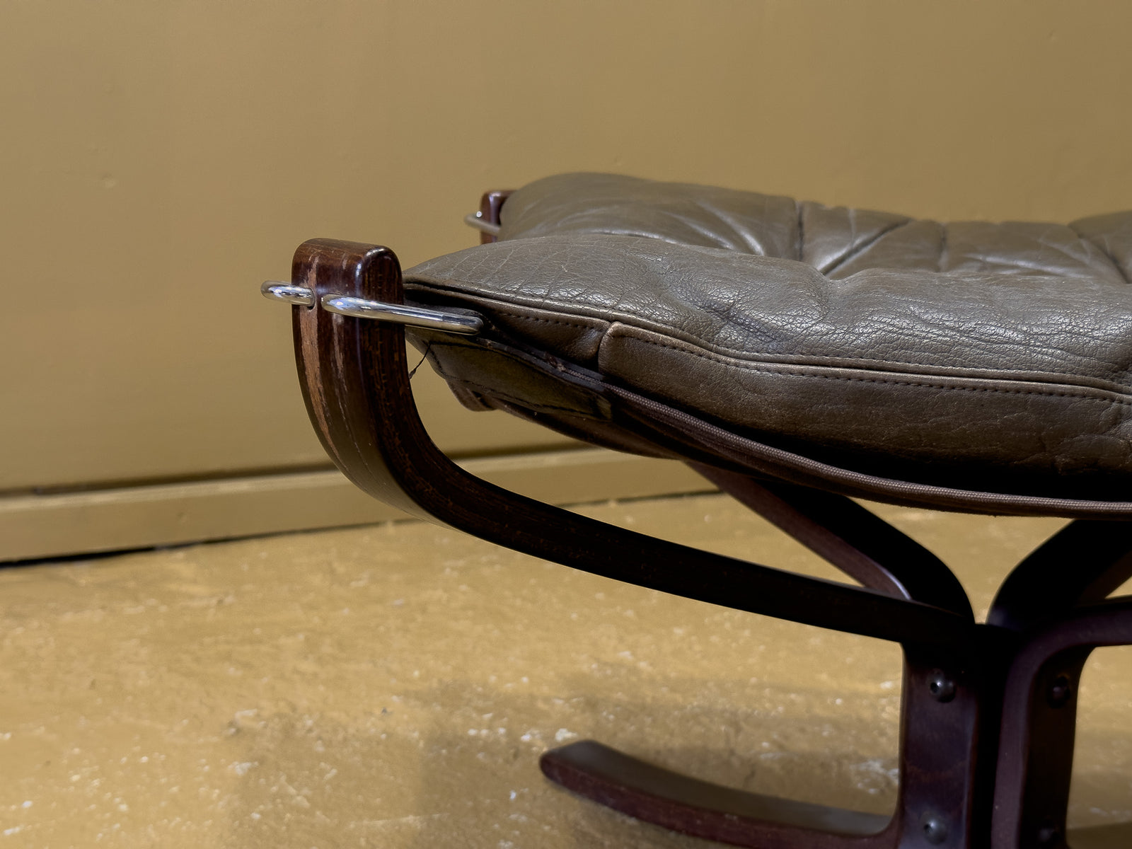 Falcon Chair with Stool