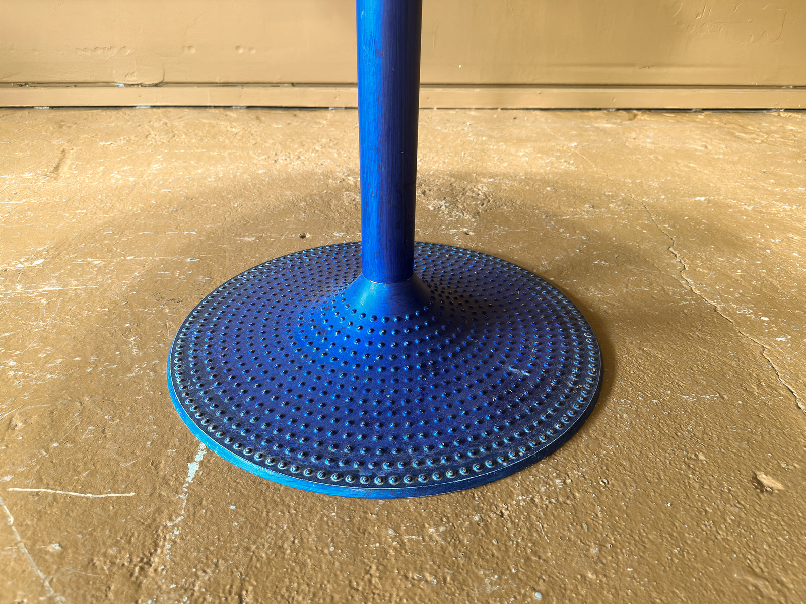 Blue base round table