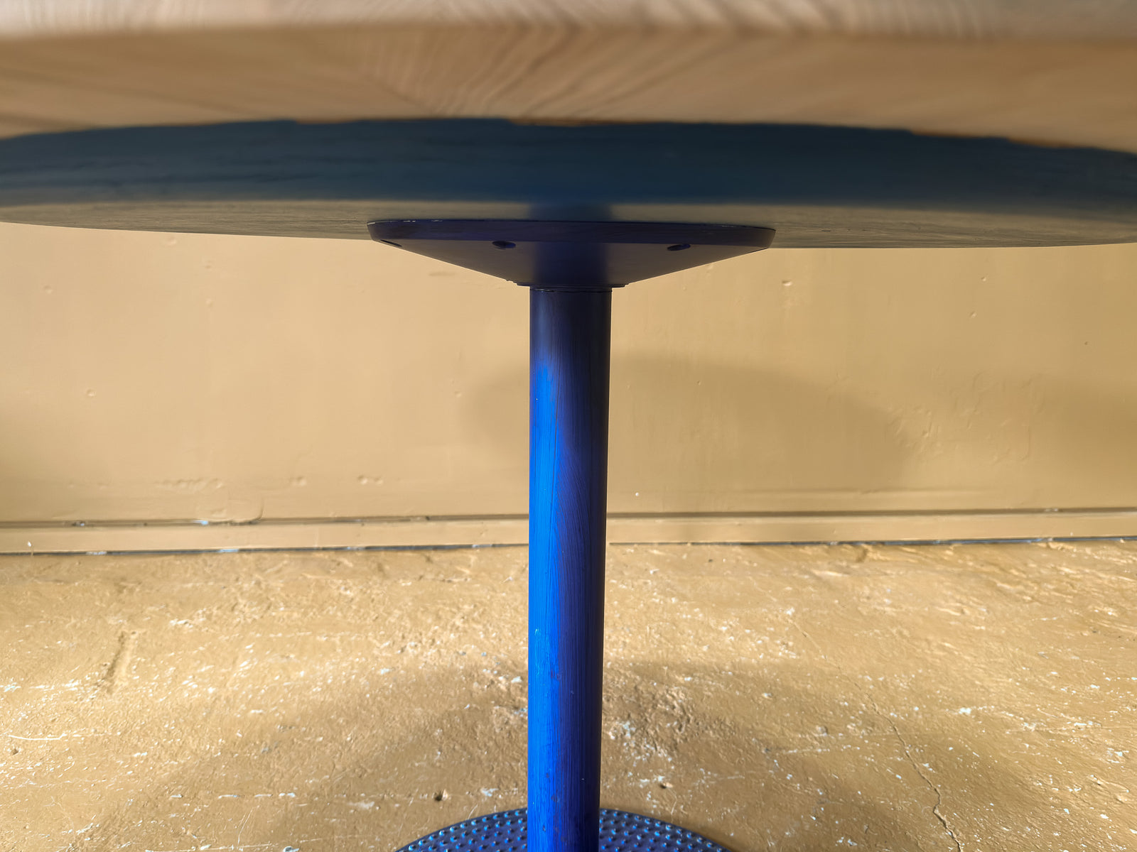 Blue base round table