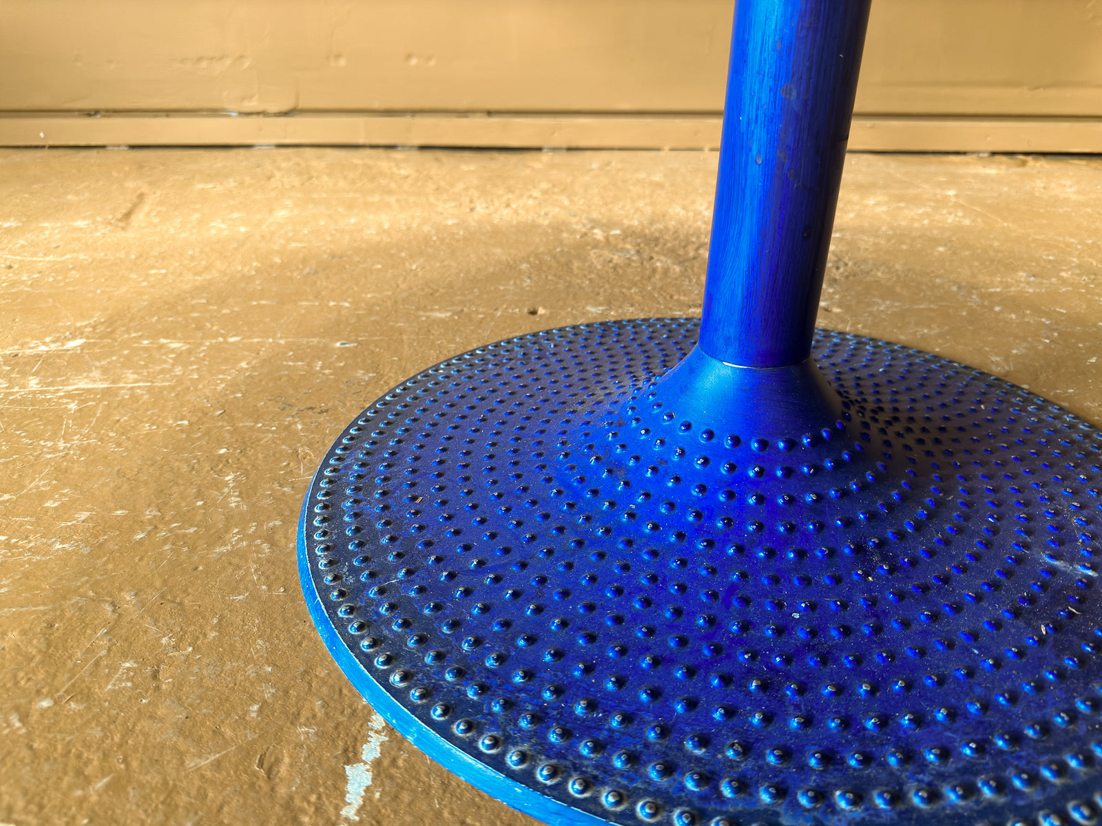 Blue base round table