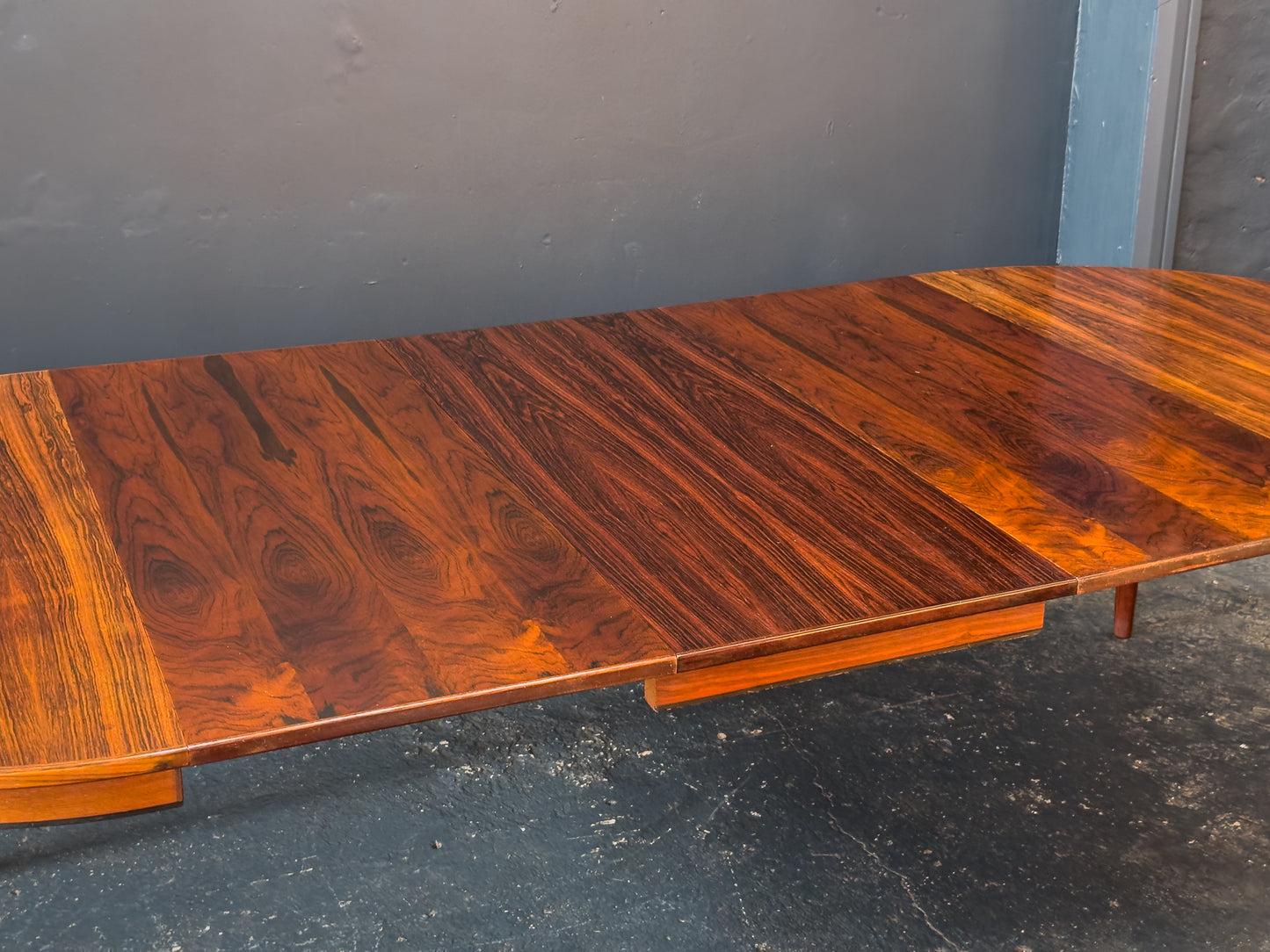 Extending Rosewood Round Dining Table