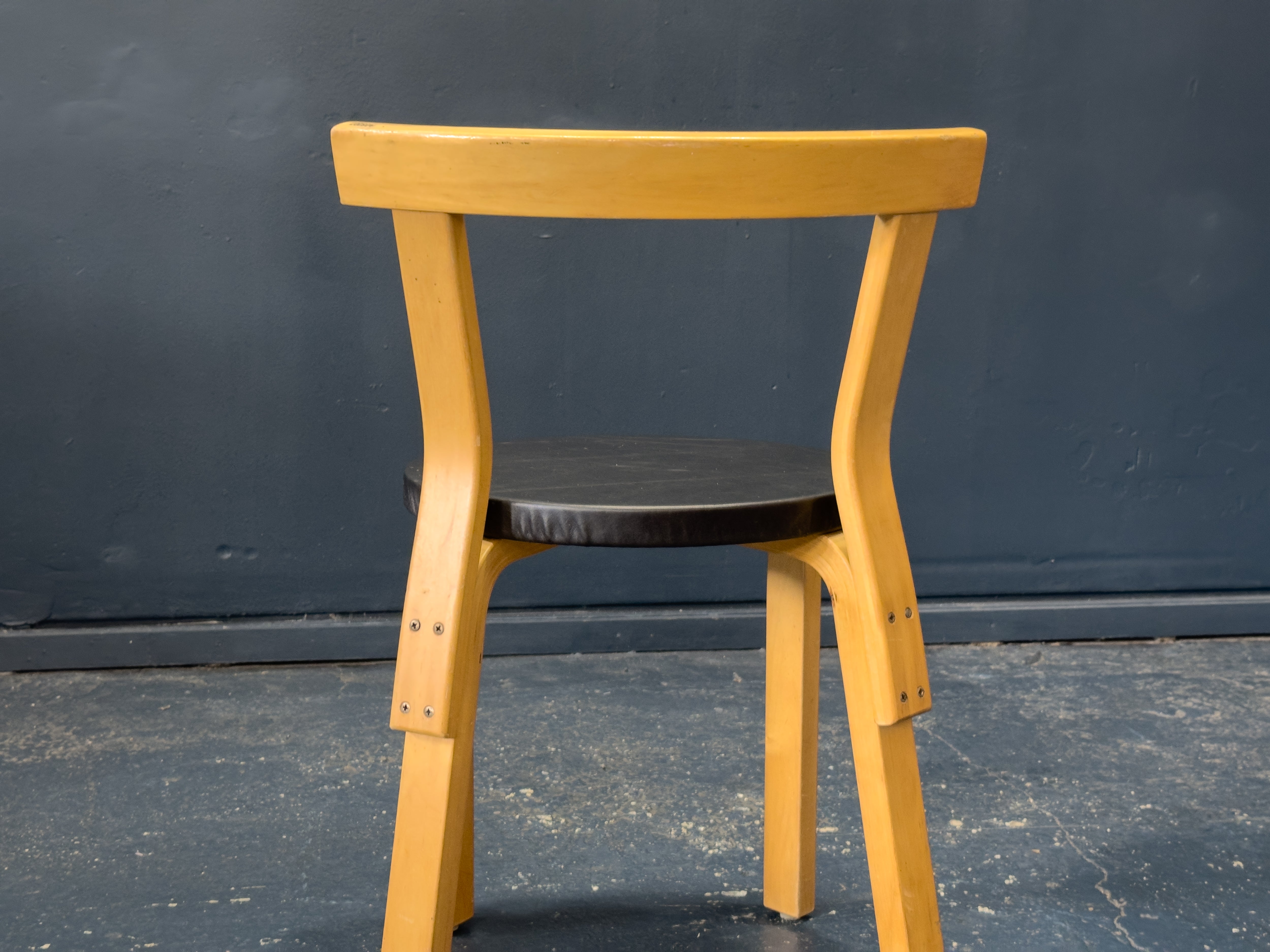 Alvar Aalto Model 68 Chair with Black Leather Seat – Aelfred