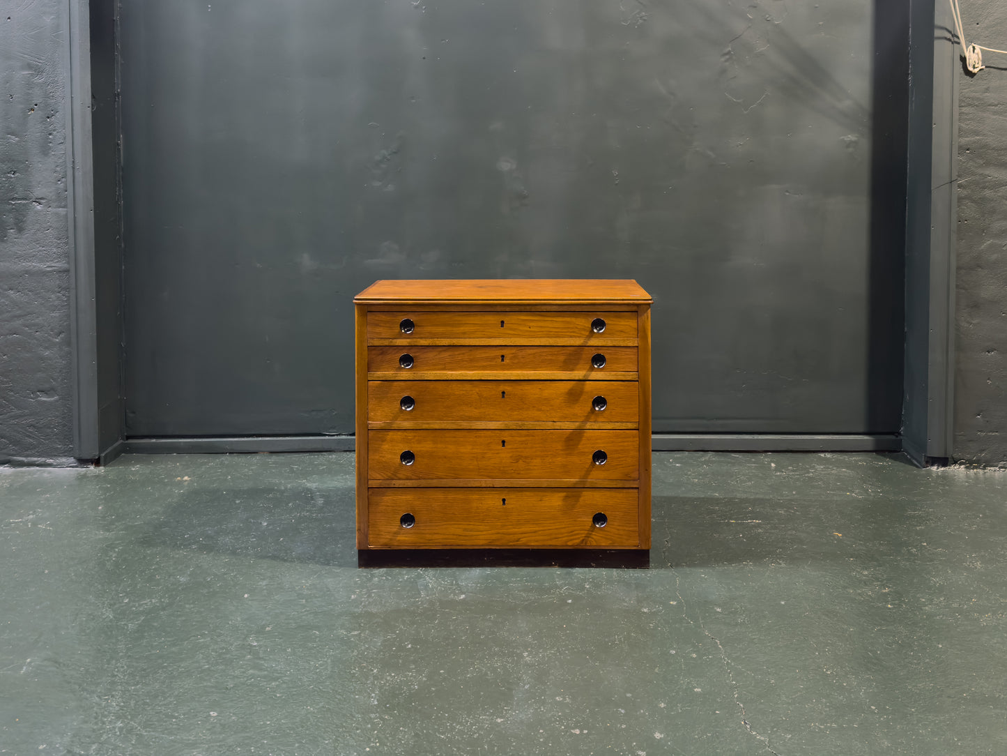 Chest of Drawers with Wooden Handle