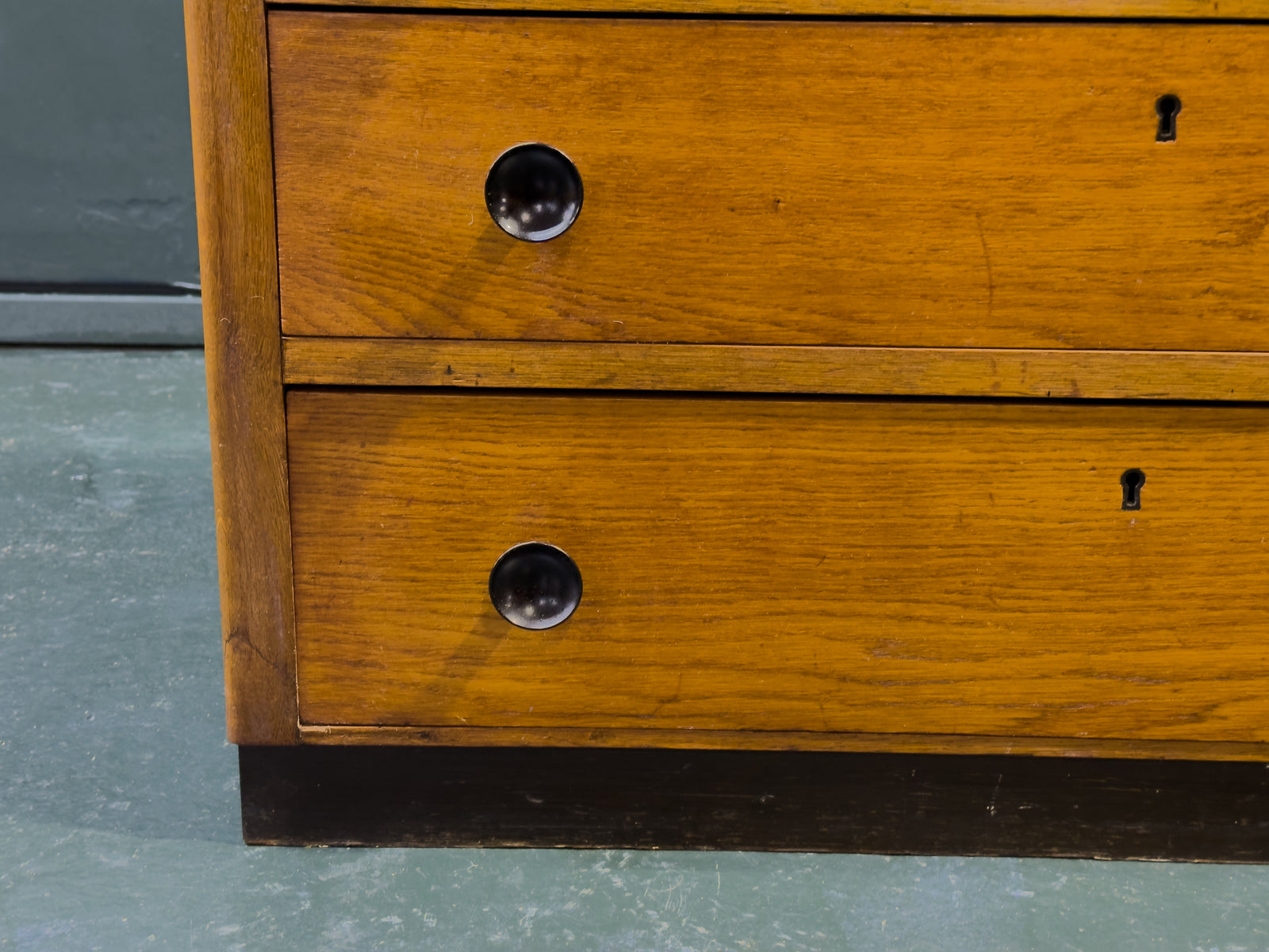 Chest of Drawers with Wooden Handle