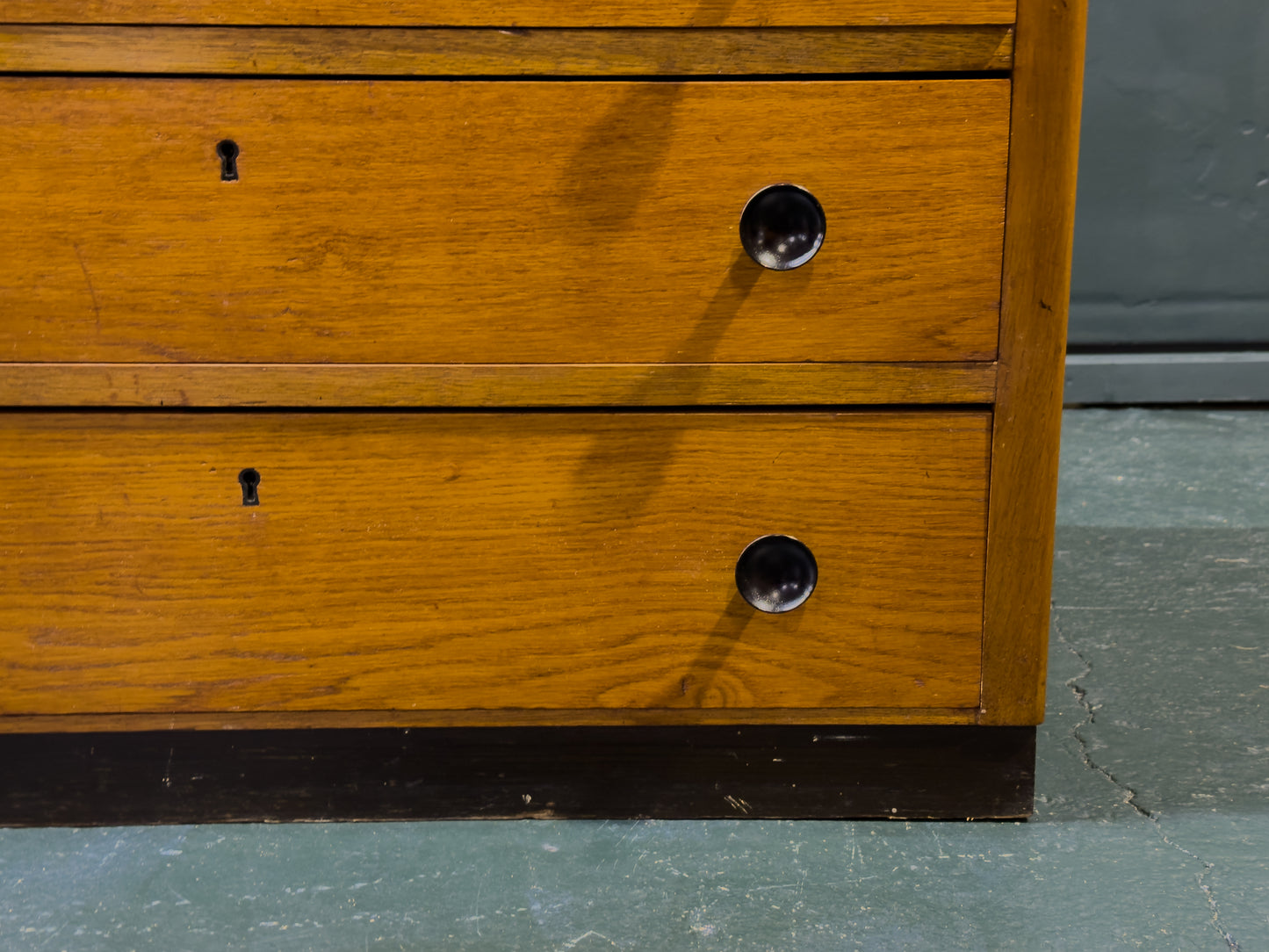 Chest of Drawers with Wooden Handle