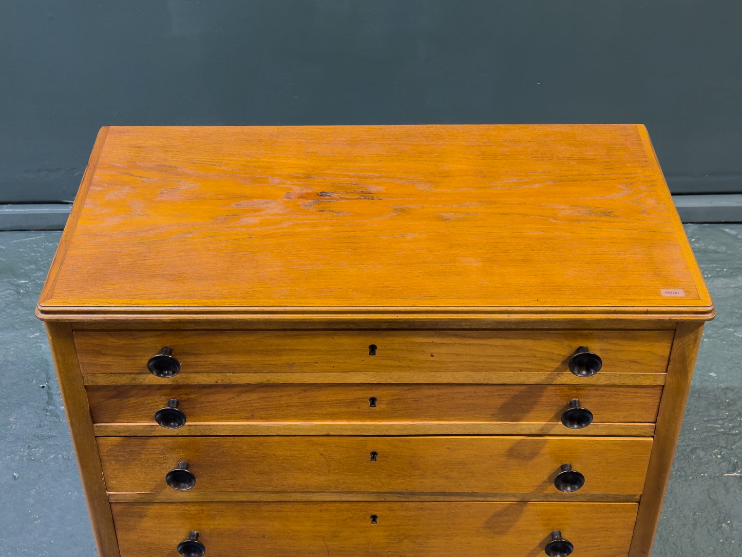 Chest of Drawers with Wooden Handle