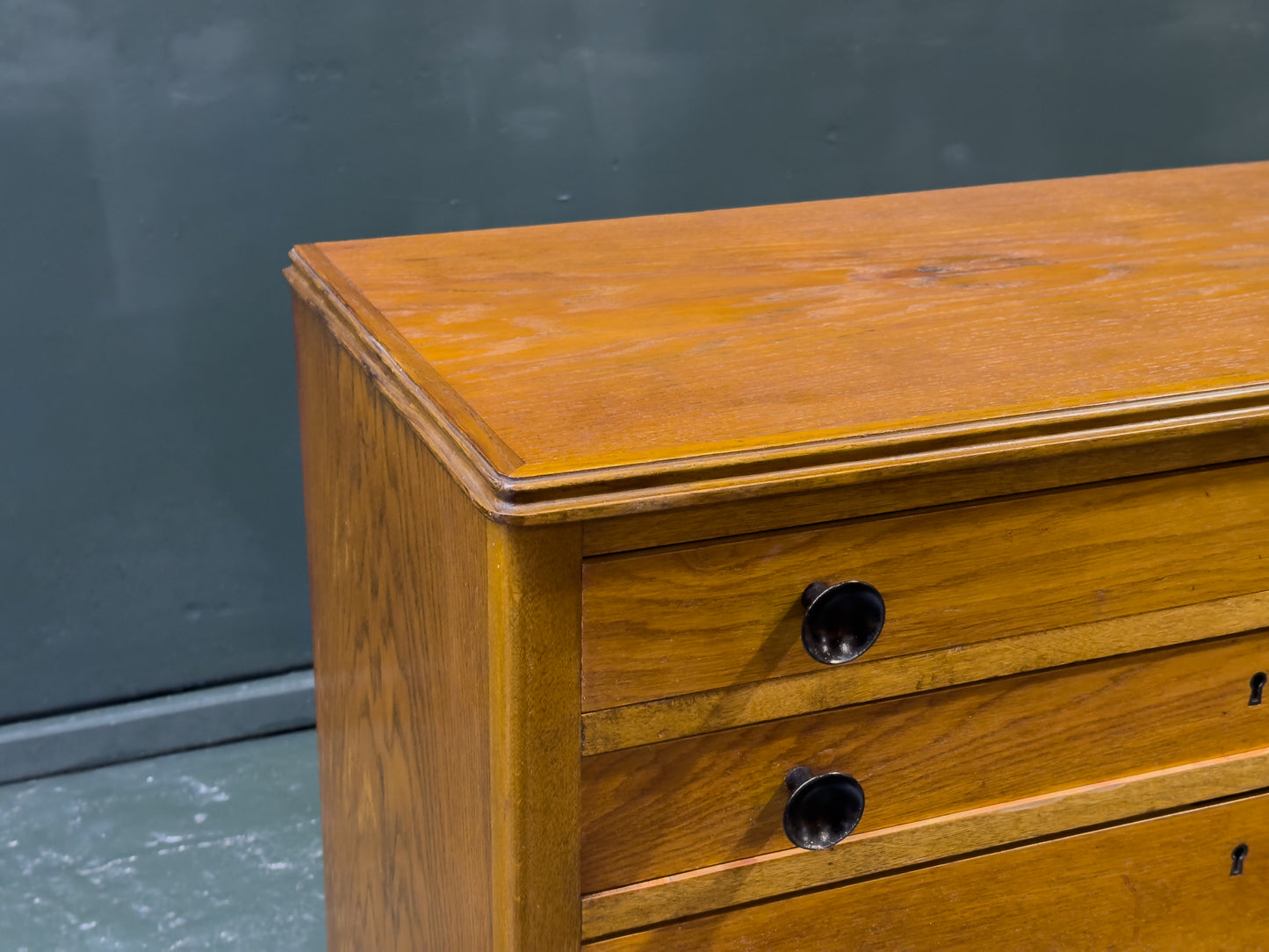 Chest of Drawers with Wooden Handle