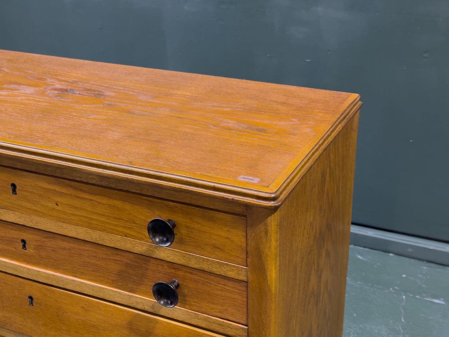 Chest of Drawers with Wooden Handle
