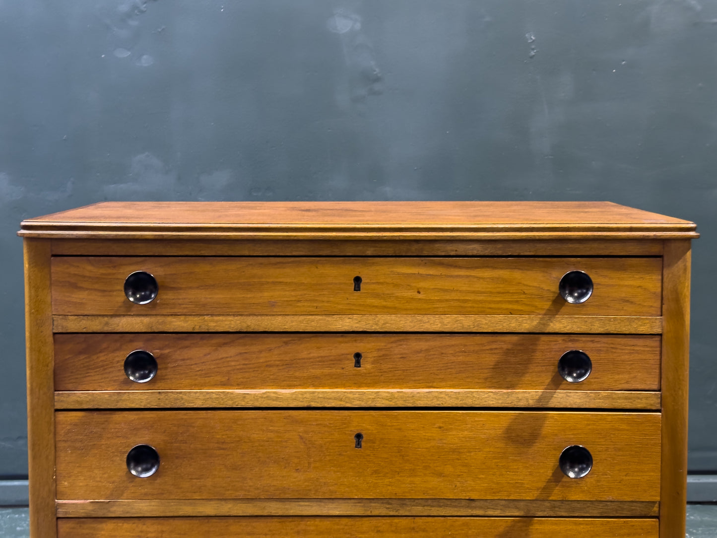 Chest of Drawers with Wooden Handle