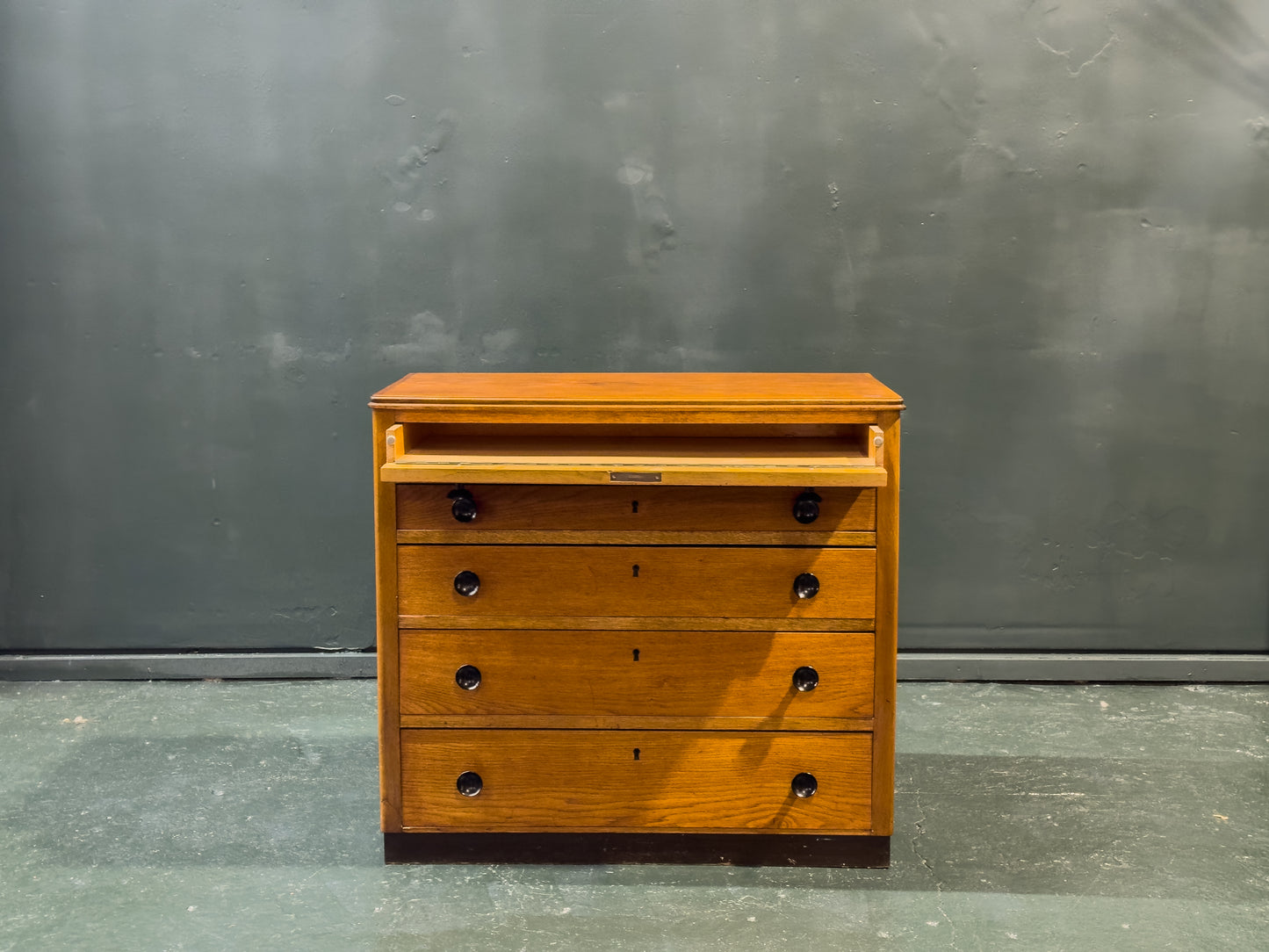 Chest of Drawers with Wooden Handle