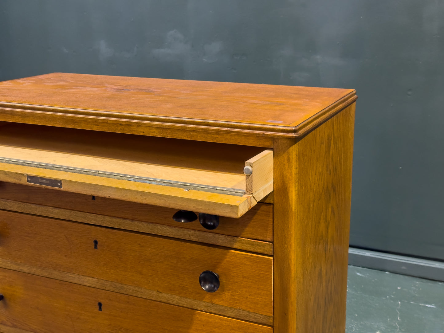 Chest of Drawers with Wooden Handle