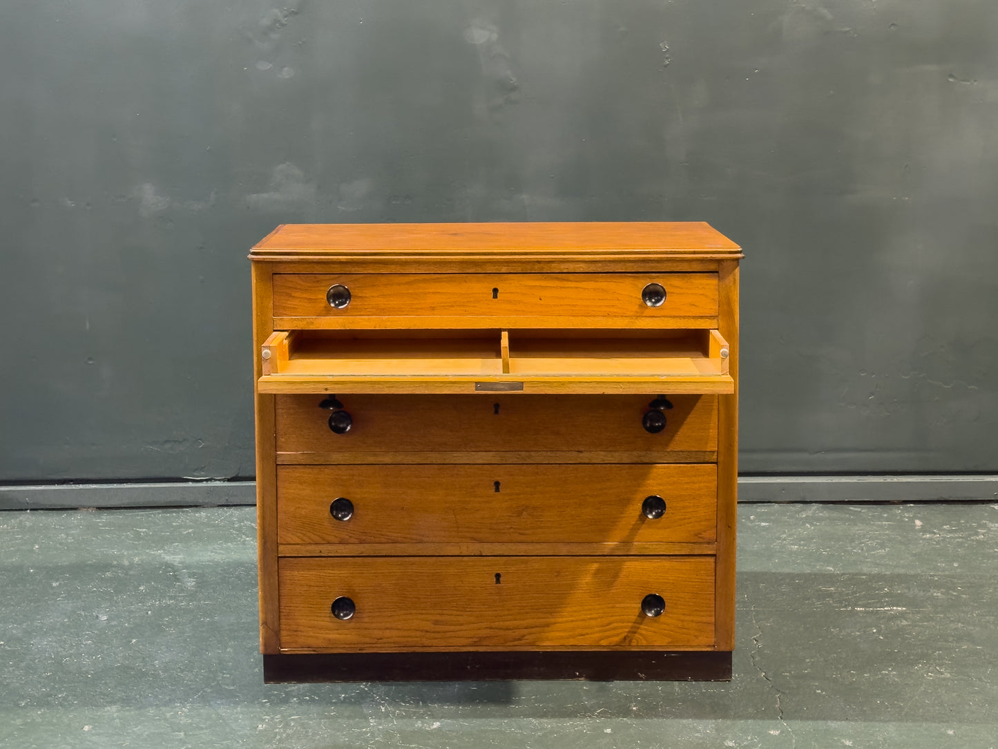 Chest of Drawers with Wooden Handle