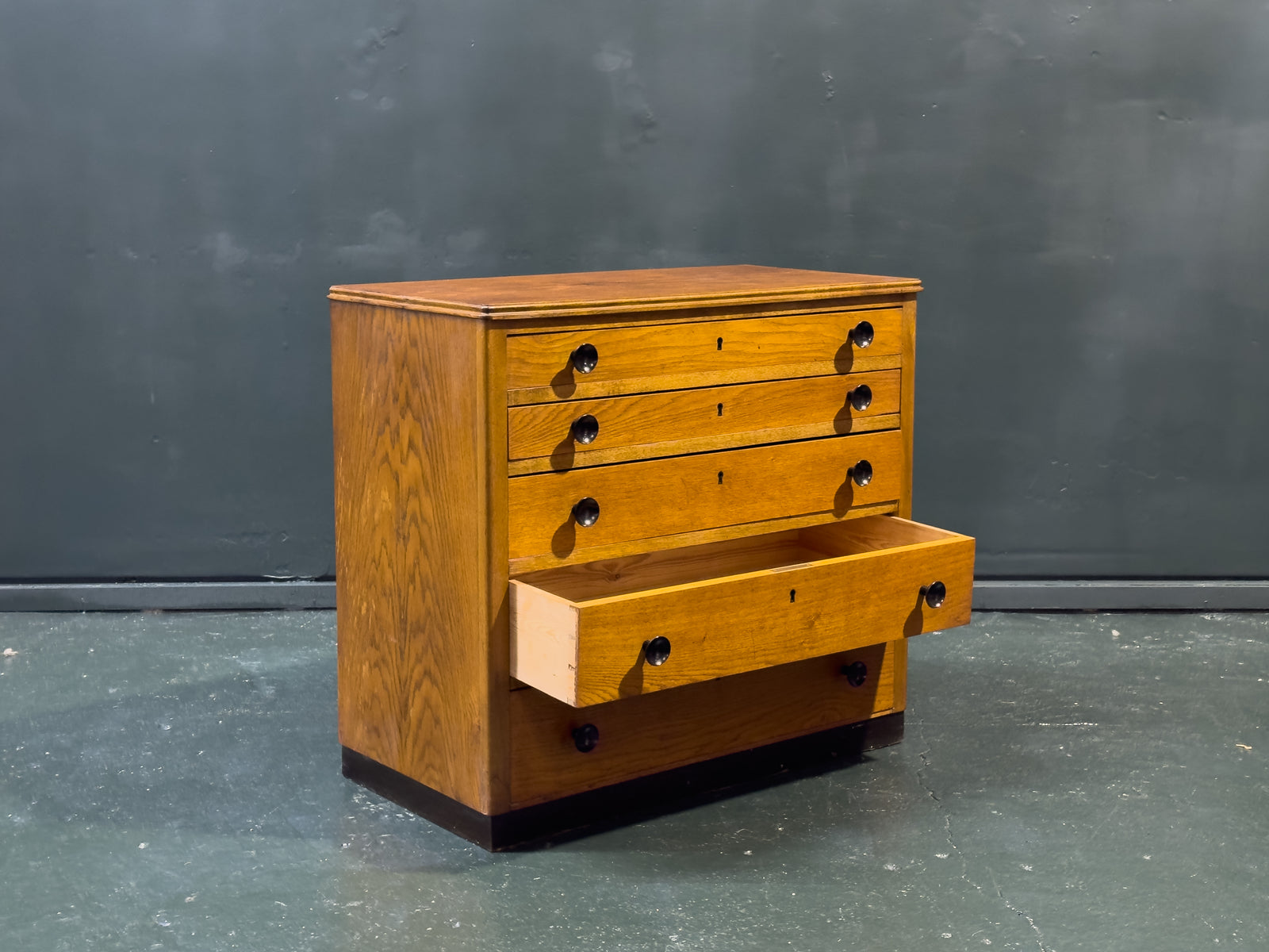 Chest of Drawers with Wooden Handle