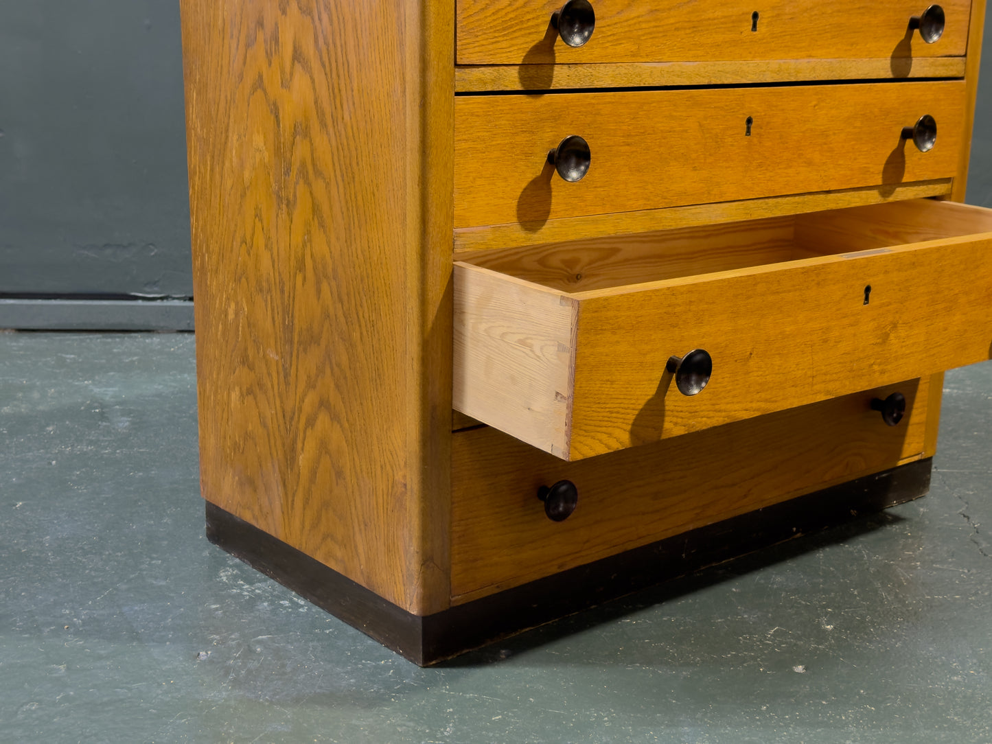 Chest of Drawers with Wooden Handle