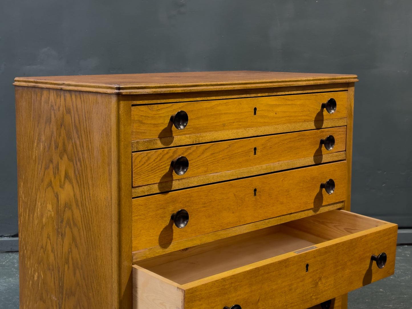 Chest of Drawers with Wooden Handle