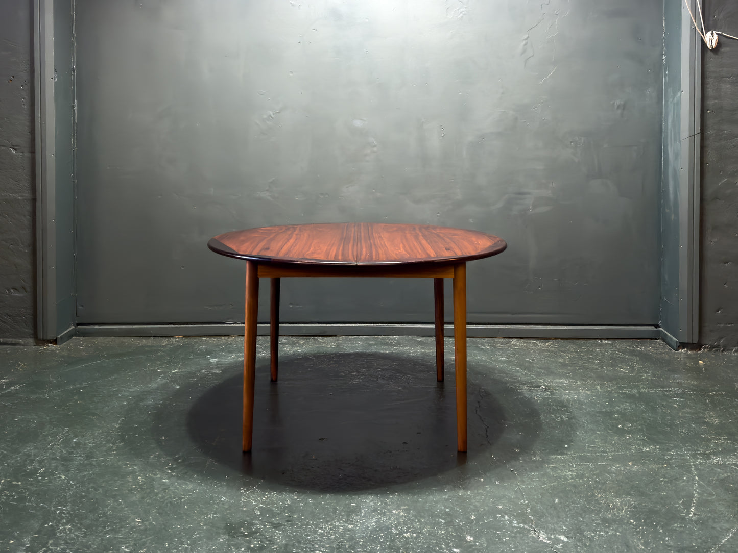 Round Extendable Rosewood Dining Table